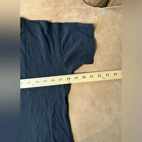 Madewell Black Basic Tee Size Small - Tiny Hole - Picture 4 of 7